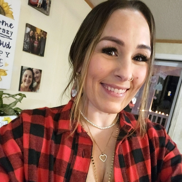 Meet your Posher, Stephanie - Picture 3 of 4